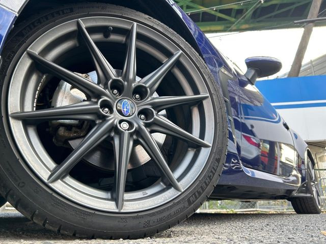 �y����18�C���`�A���~�z�C�[���z�O�ςɃ}�b�`���������A���~�z�C�[���𑕒����Ă���܂��B�e��ЊO�A���~�z�C�[����A�X�^�b�h���X�^�C�����戵�����Ă���܂��B���񂲑��k����������