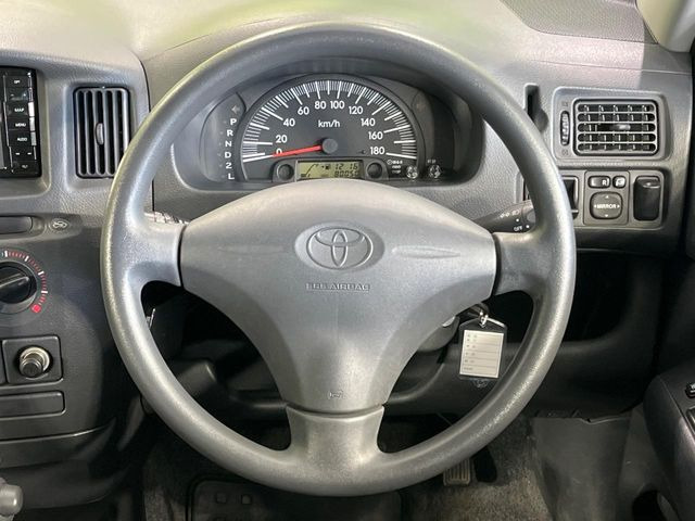 �C���e���A�ɍ��킹���f�U�C���̃X�e�A�����O�́A�^�]�������̂��Ƃ��l���A�^�]���₷���`��A�傫���ł��B�����x�A���ۂɐG���Ă��m���߂��������B