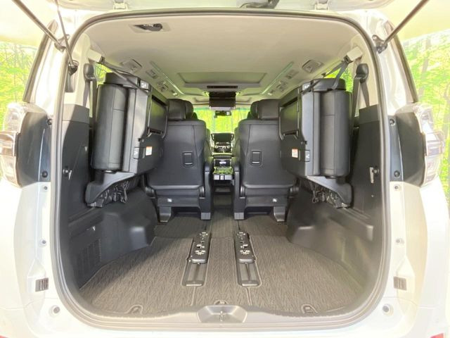 ���i�̂���������ʋ΁A���}���ɏ\���ȉ׎��X�y�[�X���m�ۂ��Ă���܂��B�Z�J���h�V�[�g��|���ƁA�傫�ȉו��̐ύڂ��\�ł���