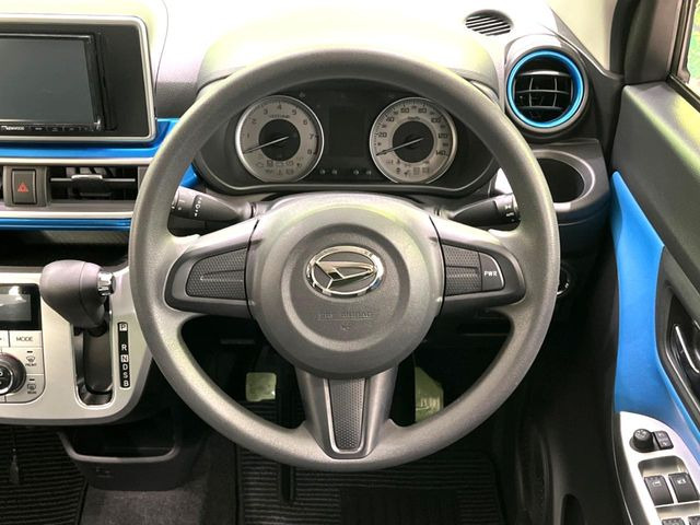 �C���e���A�ɍ��킹���f�U�C���̃X�e�A�����O�́A�^�]�������̂��Ƃ��l���A�^�]���₷���`��A�傫���ł��B�����x�A���ۂɐG���Ă��m���߂��������B