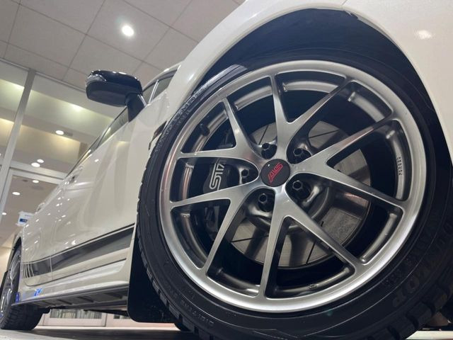 �y����18�C���`�A���~�z�C�[���z�O�ςɃ}�b�`���������A���~�z�C�[���𑕒����Ă���܂��B�e��ЊO�A���~�z�C�[����A�X�^�b�h���X�^�C�����戵�����Ă���܂��B���񂲑��k����������