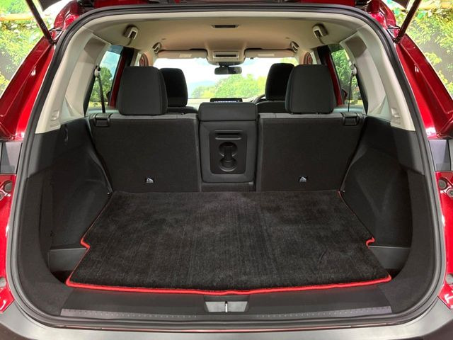 ���i�̂���������ʋ΁A���}���ɏ\���ȉ׎��X�y�[�X���m�ۂ��Ă���܂��B�Z�J���h�V�[�g��|���ƁA�傫�ȉו��̐ύڂ��\�ł���