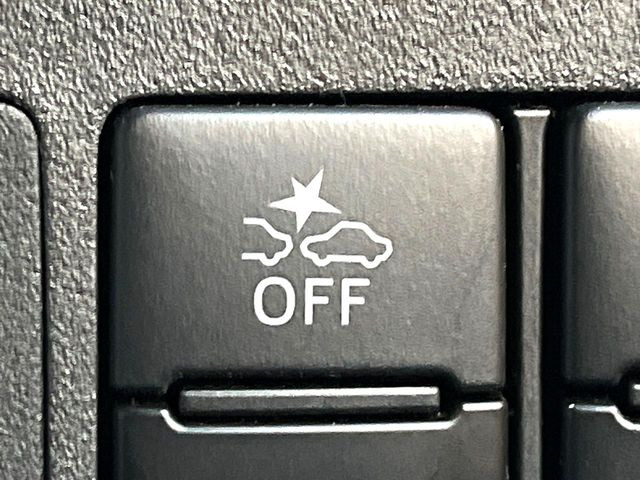 【スマートアシスト】走行中に前方の車両等を認識し、衝突しそうな時は警報とブレーキで衝突回避と被害軽減をアシスト。より安全にドライブをお楽しみいただけます。