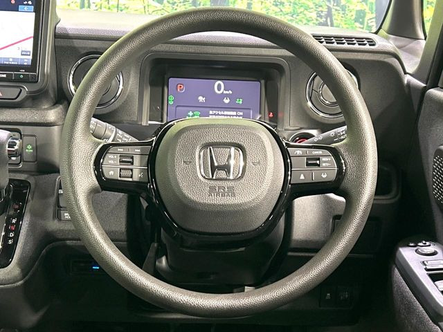 �C���e���A�ɍ��킹���f�U�C���̃X�e�A�����O�́A�^�]�������̂��Ƃ��l���A�^�]���₷���`��A�傫���ł��B�����x�A���ۂɐG���Ă��m���߂��������B