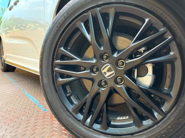 �y�O���[�h��p����18�C���`�A���~�z�C�[���z�f�U�C�����̍��������A���~�z�C�[���𑕒����Ă���܂��B�e��ЊO�A���~�z�C�[����A�X�^�b�h���X�^�C�����戵�����Ă���܂��B���񂲑��k����������