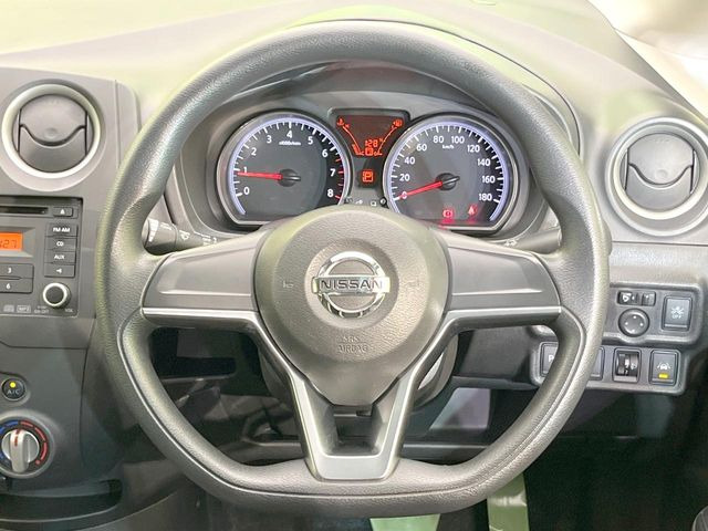 �C���e���A�ɍ��킹���f�U�C���̃X�e�A�����O�́A�^�]�������̂��Ƃ��l���A�^�]���₷���`��A�傫���ł��B�����x�A���ۂɐG���Ă��m���߂��������B