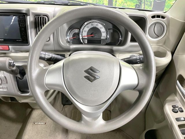 �C���e���A�ɍ��킹���f�U�C���̃X�e�A�����O�́A�^�]�������̂��Ƃ��l���A�^�]���₷���`��A�傫���ł��B�����x�A���ۂɐG���Ă��m���߂��������B