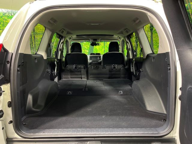 ���i�̂���������ʋ΁A���}���ɏ\���ȉ׎��X�y�[�X���m�ۂ��Ă���܂��B�Z�J���h�V�[�g��|���ƁA�傫�ȉו��̐ύڂ��\�ł���