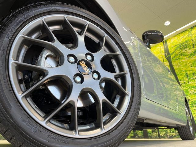 �y16�C���`�A���~�z�C�[���z�O�ςɃ}�b�`�����A���~�z�C�[���𑕒����Ă���܂��B�e��A���~�z�C�[����A�X�^�b�h���X�^�C�����戵�����Ă���܂��B���񂲑��k����������