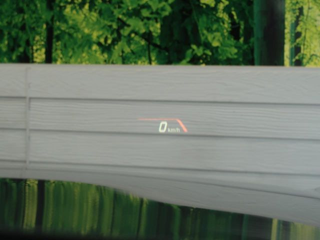 �y�J���[�w�b�h�A�b�v�f�B�X�v���C�z���݂̑��x�⑖�s�����f�W�^���\���ŉ^�]�ȑO���̃K���X�ɓ��e!�J���[�t���Ŏ��F���������A�^�]���ڐ������炳���K�v�ȏ����m�F�ł���̂łƂ��Ă��֗��ň��S!