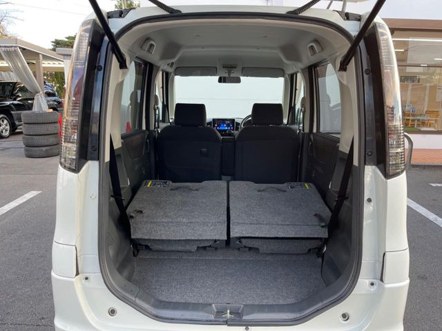 ���i�̂���������ʋ΁A���}���ɏ\���ȉ׎��X�y�[�X���m�ۂ��Ă���܂��B�Z�J���h�V�[�g��|���ƁA�傫�ȉו��̐ύڂ��\�ł���