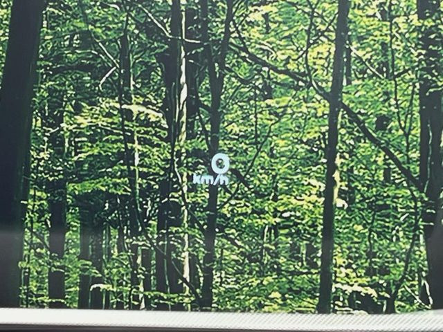 �y�w�b�h�A�b�v�f�B�X�v���C�z���݂̑��x�⑖�s�����f�W�^���\���ŉ^�]�ȑO���̃K���X�ɓ��e!�^�]���A�ڐ������炳���K�v�ȏ����m�F�ł���̂łƂ��Ă��֗��ň��S!