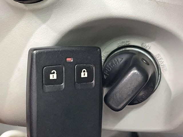 �y�I�y���[�V�����L�[�z�J�o����|�P�b�g�ɓ��ꂽ�܂܂ł��h�A�̎{���E�������\�ȃX�}�[�g�L�[�𑕔��B�G���W���̃I���E�I�t�����J�M�����o���K�v����������Ƃ��Ă��֗��ł���