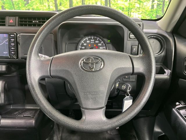 �C���e���A�ɍ��킹���f�U�C���̃X�e�A�����O�́A�^�]�������̂��Ƃ��l���A�^�]���₷���`��A�傫���ł��B�����x�A���ۂɐG���Ă��m���߂��������B