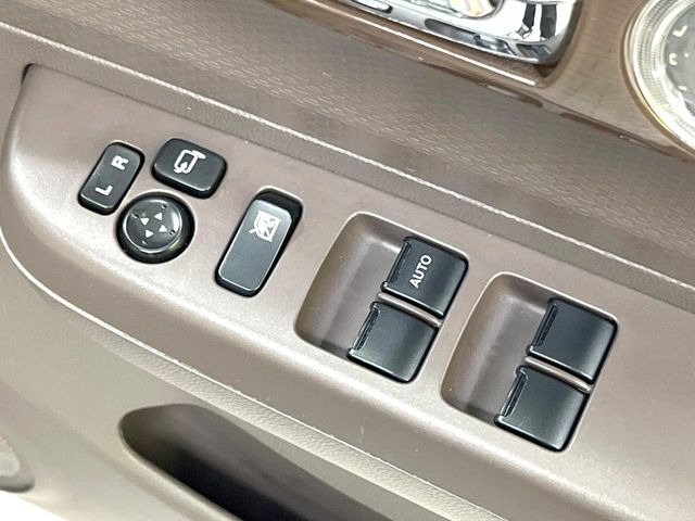 �y�d���i�[�~���[�z�T�C�h�~���[�͓d���i�[���ƂȂ��Ă���A�������ԏ�ł��L�Y�������X�N��}�����܂��B