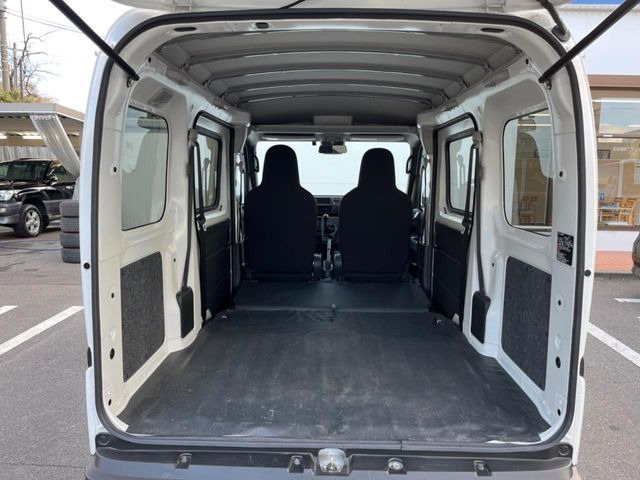 ���i�̂���������ʋ΁A���}���ɏ\���ȉ׎��X�y�[�X���m�ۂ��Ă���܂��B�Z�J���h�V�[�g��|���ƁA�傫�ȉו��̐ύڂ��\�ł���