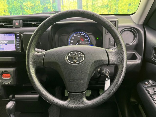 �C���e���A�ɍ��킹���f�U�C���̃X�e�A�����O�́A�^�]�������̂��Ƃ��l���A�^�]���₷���`��A�傫���ł��B�����x�A���ۂɐG���Ă��m���߂��������B