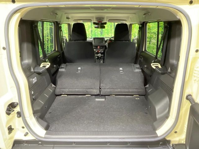 ���i�̂���������ʋ΁A���}���ɏ\���ȉ׎��X�y�[�X���m�ۂ��Ă���܂��B�Z�J���h�V�[�g��|���ƁA�傫�ȉו��̐ύڂ��\�ł���