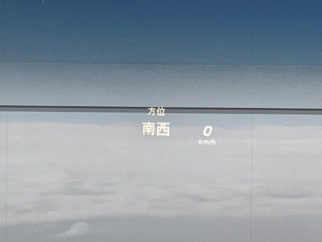 ���w�b�h�A�b�v�f�B�X�v���C:���݂̑��x�⑖�s�����f�W�^���\���ŉ^�]�ȑO���̃K���X�ɓ��e!�^�]���A���������炳���K�v�ȏ����m�F�ł���̂łƂ��Ă��֗��ň��S!