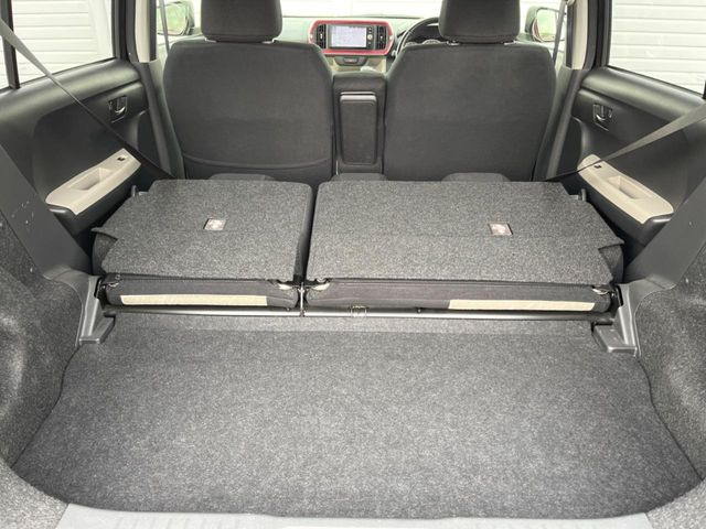 ���i�̂���������ʋ΁A���}���ɏ\���ȉ׎��X�y�[�X���m�ۂ��Ă���܂��B�Z�J���h�V�[�g��|���ƁA�傫�ȉו��̐ύڂ��\�ł���