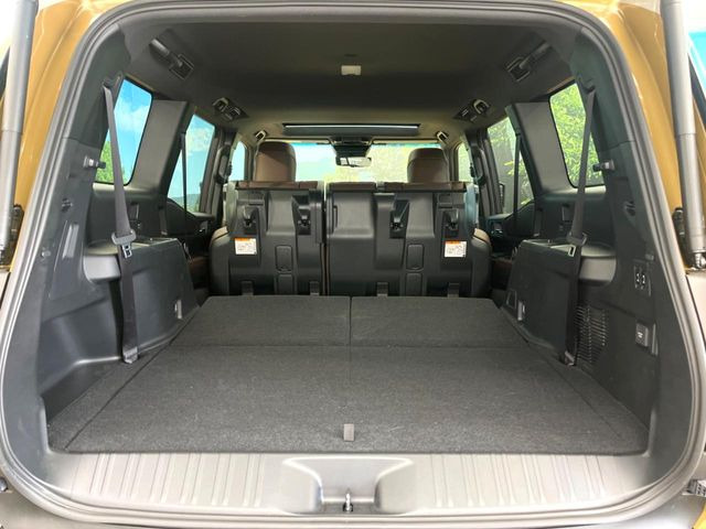 ���i�̂���������ʋ΁A���}���ɏ\���ȉ׎��X�y�[�X���m�ۂ��Ă���܂��B�Z�J���h�V�[�g��|���ƁA�傫�ȉו��̐ύڂ��\�ł���