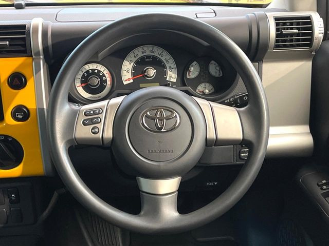 �C���e���A�ɍ��킹���f�U�C���̃X�e�A�����O�́A�^�]�������̂��Ƃ��l���A�^�]���₷���`��A�傫���ł��B�����x�A���ۂɐG���Ă��m���߂��������B