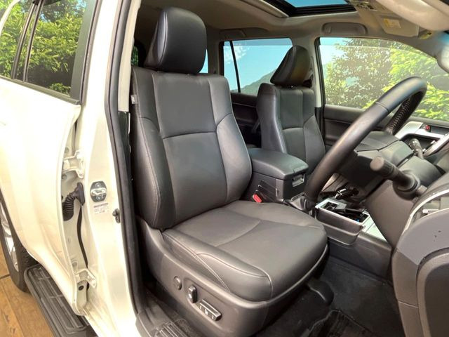 【黒革シート】上質な本革を使用し、高級感あふれる黒革シート。常に体に触れる部分だから、座り心地の良さにはこだわりたいですね♪汚れの付着や劣化を抑制する内装コーティング施工もおススメですよ♪