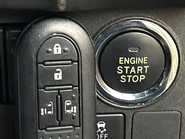 【スマートキー】カバンやポケットに入れたままでもドアの施錠・解錠が可能なスマートキーを装備。エンジンのオン・オフ時もカギを取り出す必要が無いからとっても便利です♪