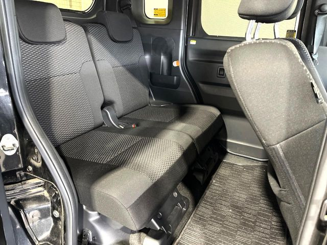 広々とした2列目シートは居住性が高く、居心地も快適!友達や家族とのお出かけにぴったりです。ベビーシートやチャイルドシート使用時も快適にお過ごしいただける十分な空間を確保しています。