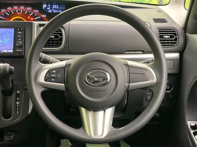 �C���e���A�ɍ��킹���f�U�C���̃X�e�A�����O�́A�^�]�������̂��Ƃ��l���A�^�]���₷���`��A�傫���ł��B�����x�A���ۂɐG���Ă��m���߂��������B