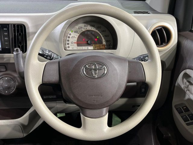 �C���e���A�ɍ��킹���f�U�C���̃X�e�A�����O�́A�^�]�������̂��Ƃ��l���A�^�]���₷���`��A�傫���ł��B�����x�A���ۂɐG���Ă��m���߂��������B