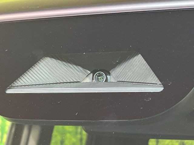 【ホンダセンシング】走行中に前方の車両等を認識し、衝突しそうな時は警報とブレーキで衝突回避と被害軽減をアシスト。より安全にドライブをお楽しみいただけます。