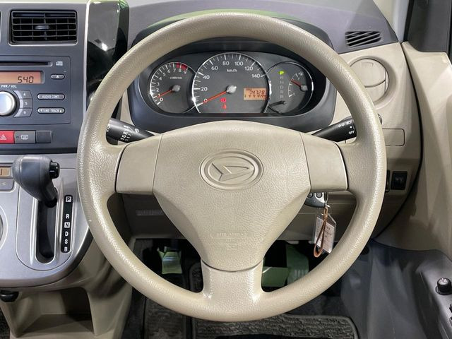 �C���e���A�ɍ��킹���f�U�C���̃X�e�A�����O�́A�^�]�������̂��Ƃ��l���A�^�]���₷���`��A�傫���ł��B�����x�A���ۂɐG���Ă��m���߂��������B