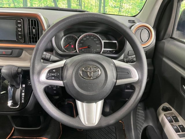 �C���e���A�ɍ��킹���f�U�C���̃X�e�A�����O�́A�^�]�������̂��Ƃ��l���A�^�]���₷���`��A�傫���ł��B�����x�A���ۂɐG���Ă��m���߂��������B