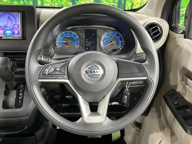 �C���e���A�ɍ��킹���f�U�C���̃X�e�A�����O�́A�^�]�������̂��Ƃ��l���A�^�]���₷���`��A�傫���ł��B�����x�A���ۂɐG���Ă��m���߂��������B