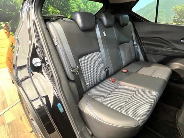 後部座席も気になるようなキズ・汚れやへたり等、大きなダメージはなく、良好な状態です。