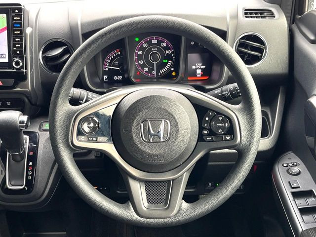 �C���e���A�ɍ��킹���f�U�C���̃X�e�A�����O�́A�^�]�������̂��Ƃ��l���A�^�]���₷���`��A�傫���ł��B�����x�A���ۂɐG���Ă��m���߂��������B