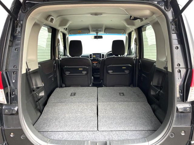 ���i�̂���������ʋ΁A���}���ɏ\���ȉ׎��X�y�[�X���m�ۂ��Ă���܂��B�Z�J���h�V�[�g��|���ƁA�傫�ȉו��̐ύڂ��\�ł���