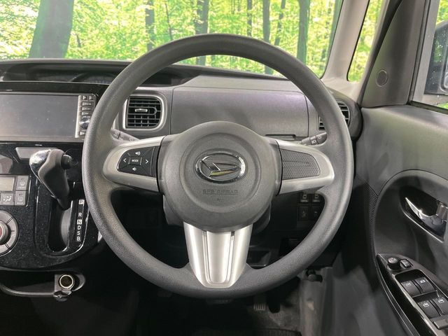 �C���e���A�ɍ��킹���f�U�C���̃X�e�A�����O�́A�^�]�������̂��Ƃ��l���A�^�]���₷���`��A�傫���ł��B�����x�A���ۂɐG���Ă��m���߂��������B