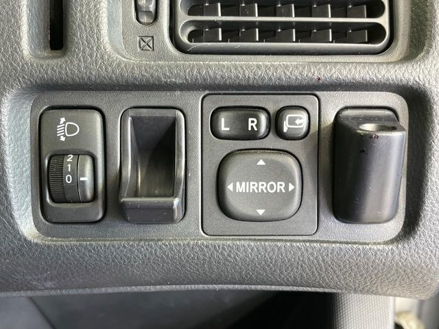 �y�d���i�[�~���[�z�T�C�h�~���[�͓d���i�[���ƂȂ��Ă���A�������ԏ�ł��L�Y�������X�N��}�����܂��B