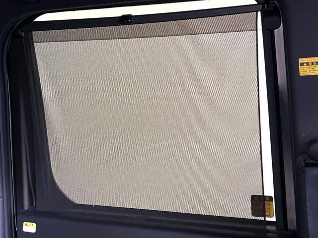 【ロールシェード】日差しや車外からの光が眩しいときにサッと引き出して使える、ロール格納タイプのサンシェードを装備。後席に乗ったお子様がウトウトしだした時など、ぜひご活用ください♪