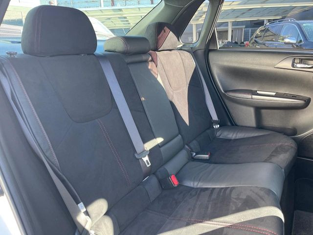 後部座席も気になるようなキズ・汚れやへたり等、大きなダメージはなく、良好な状態です。