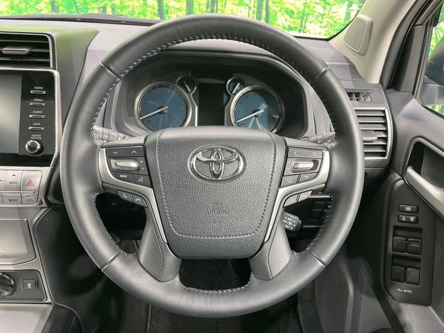 ステアリングも使用感が少なく、きれいな状態となっております♪