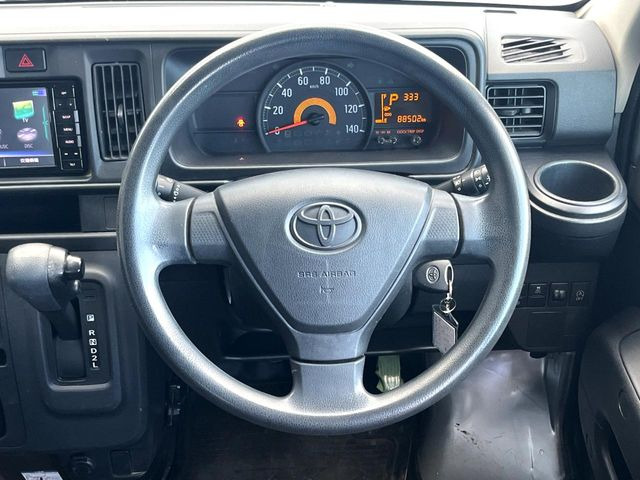 �C���e���A�ɍ��킹���f�U�C���̃X�e�A�����O�́A�^�]�������̂��Ƃ��l���A�^�]���₷���`��A�傫���ł��B�����x�A���ۂɐG���Ă��m���߂��������B