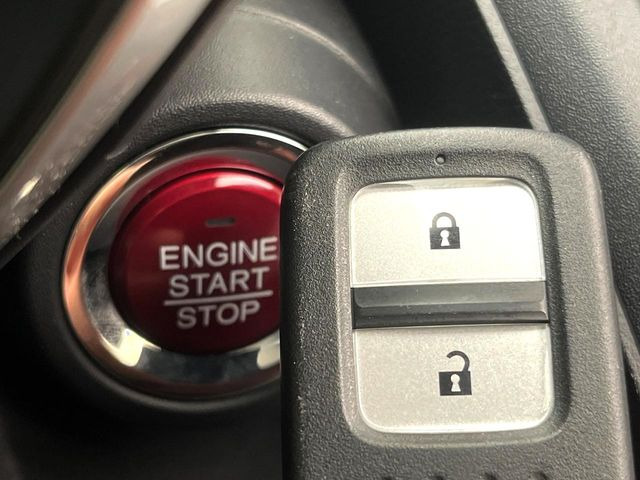 �yHonda�X�}�[�g�L�[�z�J�o����|�P�b�g�ɓ��ꂽ�܂܂ł��h�A�̎{���E�������\�ȃX�}�[�g�L�[�𑕔��B�G���W���̃I���E�I�t�����J�M�����o���K�v����������Ƃ��Ă��֗��ł���