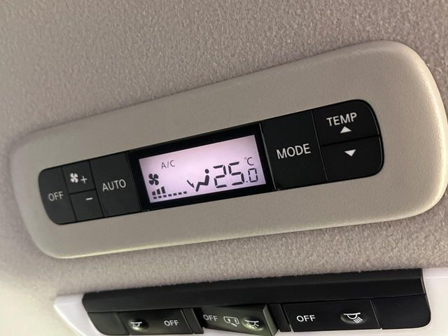【リアオートエアコン】広い後部座席には必須の機能!風量や温度を自動で調整し前席と同様な車内環境にしてくれるリアオートエアコンを装備。夏の暑さも冬の寒さもストレスなく快適にお過ごしいただけます♪