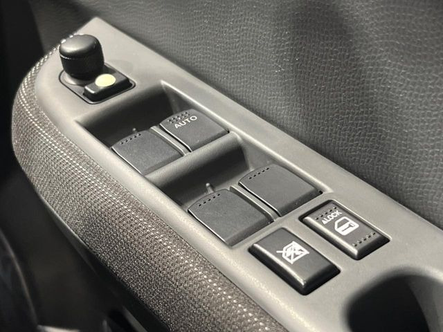 �y�d���i�[�~���[�z�T�C�h�~���[�͓d���i�[���ƂȂ��Ă���A�������ԏ�ł��L�Y�������X�N��}�����܂��B