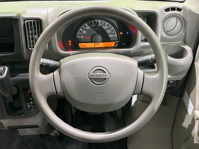 �C���e���A�ɍ��킹���f�U�C���̃X�e�A�����O�́A�^�]�������̂��Ƃ��l���A�^�]���₷���`��A�傫���ł��B�����x�A���ۂɐG���Ă��m���߂��������B