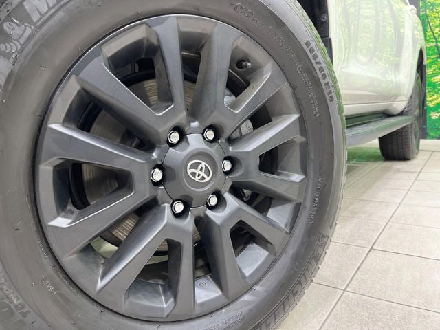 【18インチアルミホイール】外観にマッチしたアルミホイールを装着しております。各種アルミホイールや、スタッドレスタイヤも取扱いしております。是非ご相談ください♪