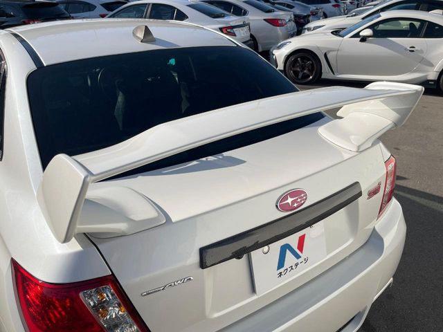 【大型リヤスポイラー】スポーツカーらしさがグッと引き立つ大型リヤスポイラーを装着♪高速走行時のスタビリティ(走行安定性)向上に役立ちます。